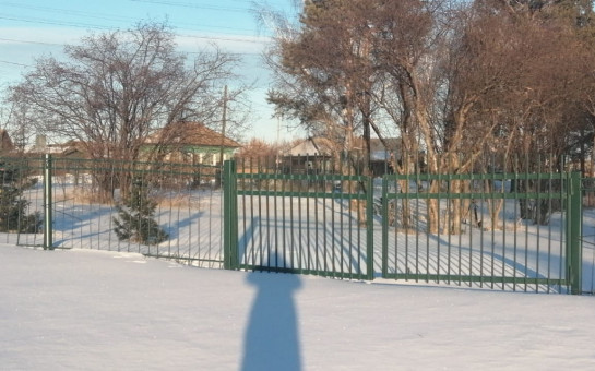 В Коуракском сельсовете с. Юрты благодаря ТОС «Рассвет» произведен ремонт ограждения памятника участникам Великой Отечественной войны.